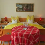 Gaestehaus Huber - Traditional Sixties Feichten